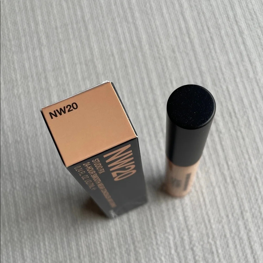 MAC Cosmetics Studio Fix 24-Hour Smooth Wear Concealer, 0.24oz - shade NW20